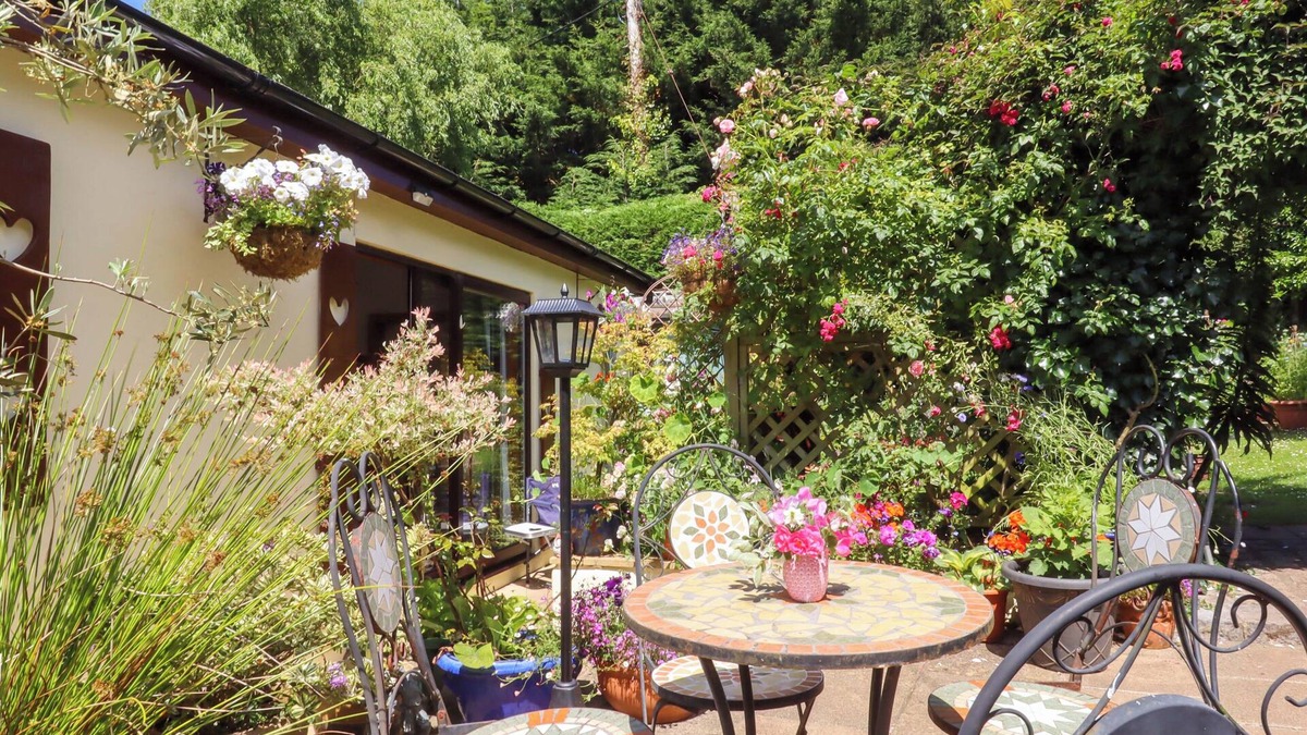 Galmpton Cottage | TURNPIKE LODGE, romantic, country holiday cottage in Brixham