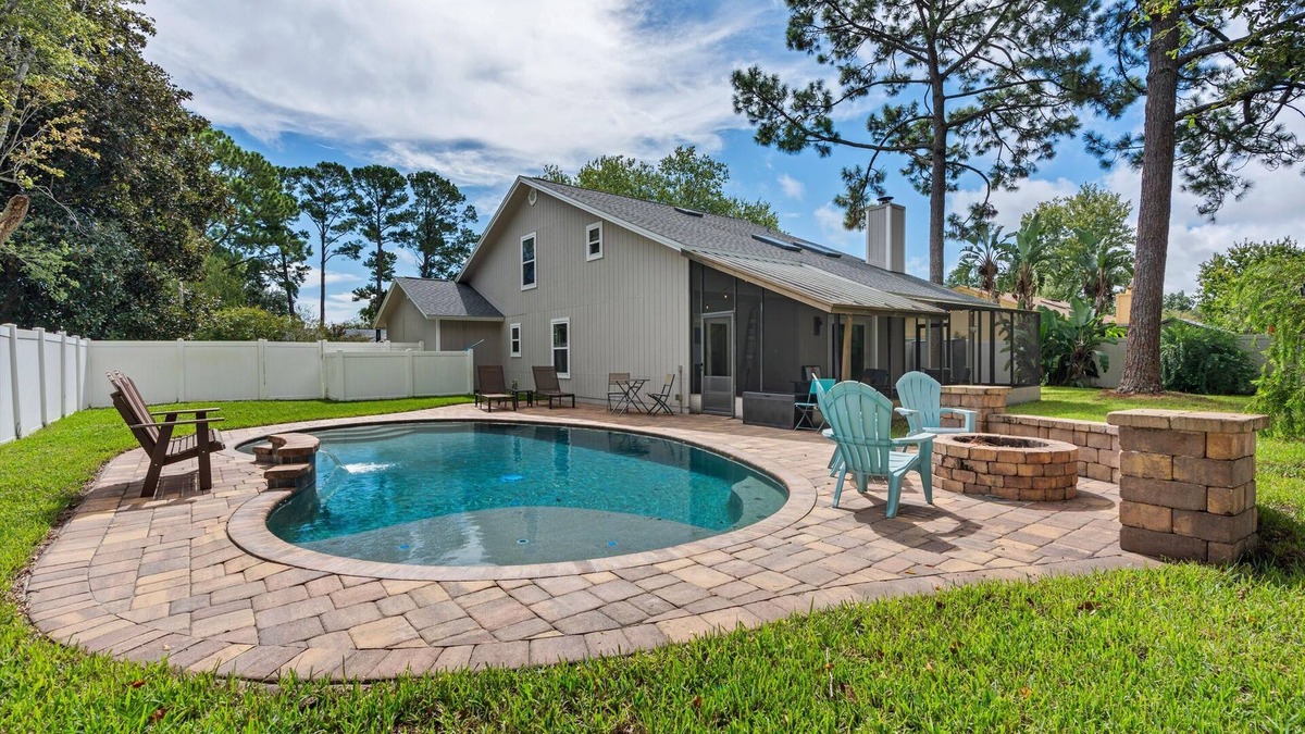 Isle of Palms House | Turquoise Oasis I Family & Dog Friendly I Saltwater Pool I Firepits
