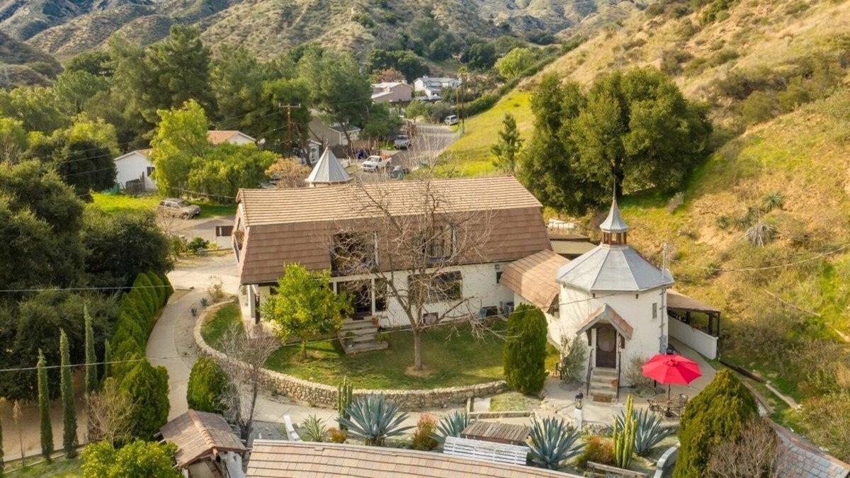 Val Verde Apartment | Turret - Charming Private Steeple Room / Separate entrance