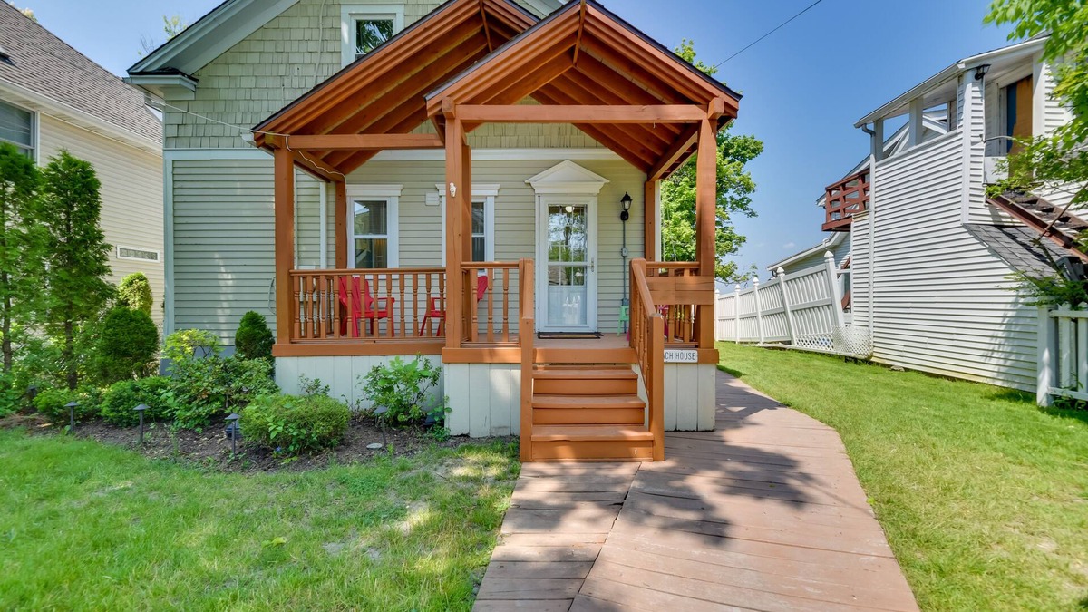 Lake View House | ‘Turtle Cove Bay Beach House’ ~ 13 Mi to Buffalo!