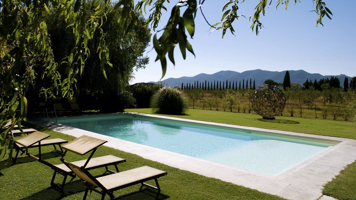 Montorsaio Apartment | Tuscan farmhouse between nature and contemporary art