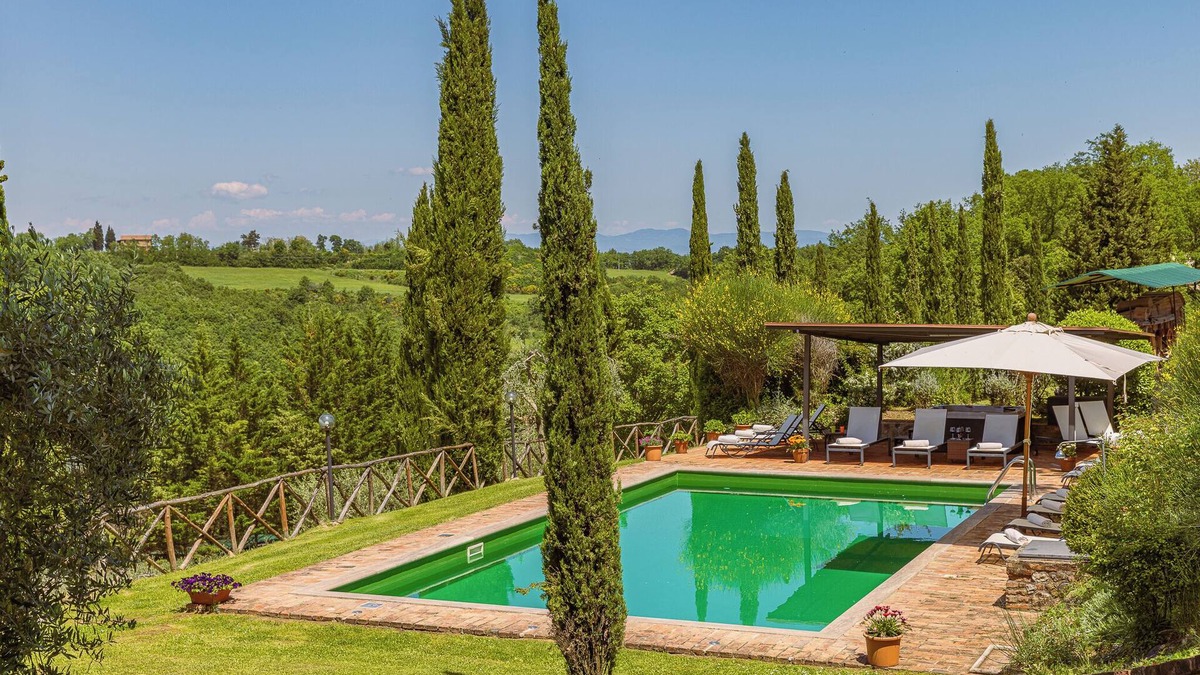 Citta della Pieve Villa | TUSCAN ESTATE 2 VILLAS, 2 POOLS , 2 JACUZZI WALKING DISTANCE TO TOWN SLEEPS 20