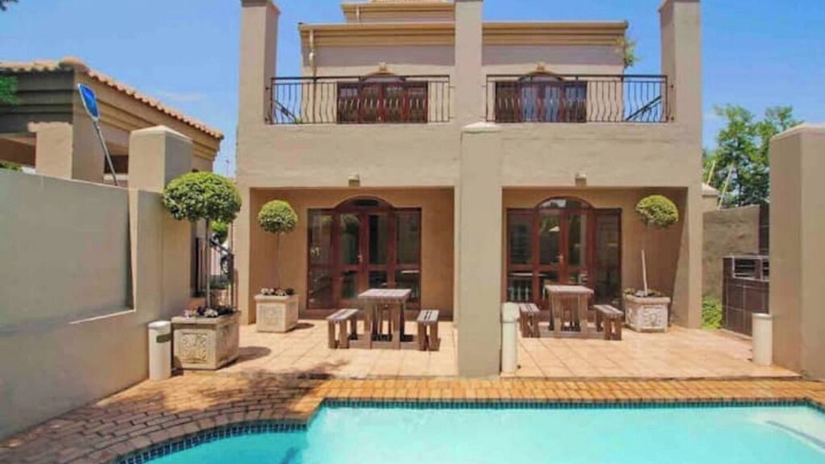 Lone Hill Apartment | Tuscan style loft, 2 patios, WiFi, Netflix , poolnn