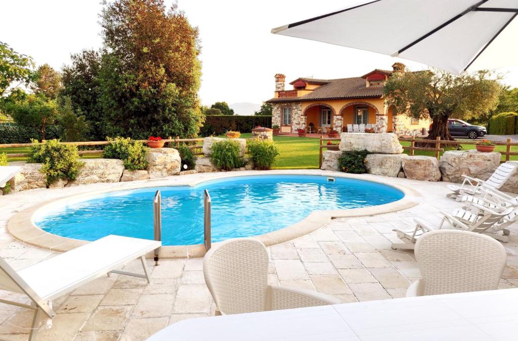 Capannori Villa | Tuscan Villa exclusive use of private pool A/C Wifi Villa Briciola