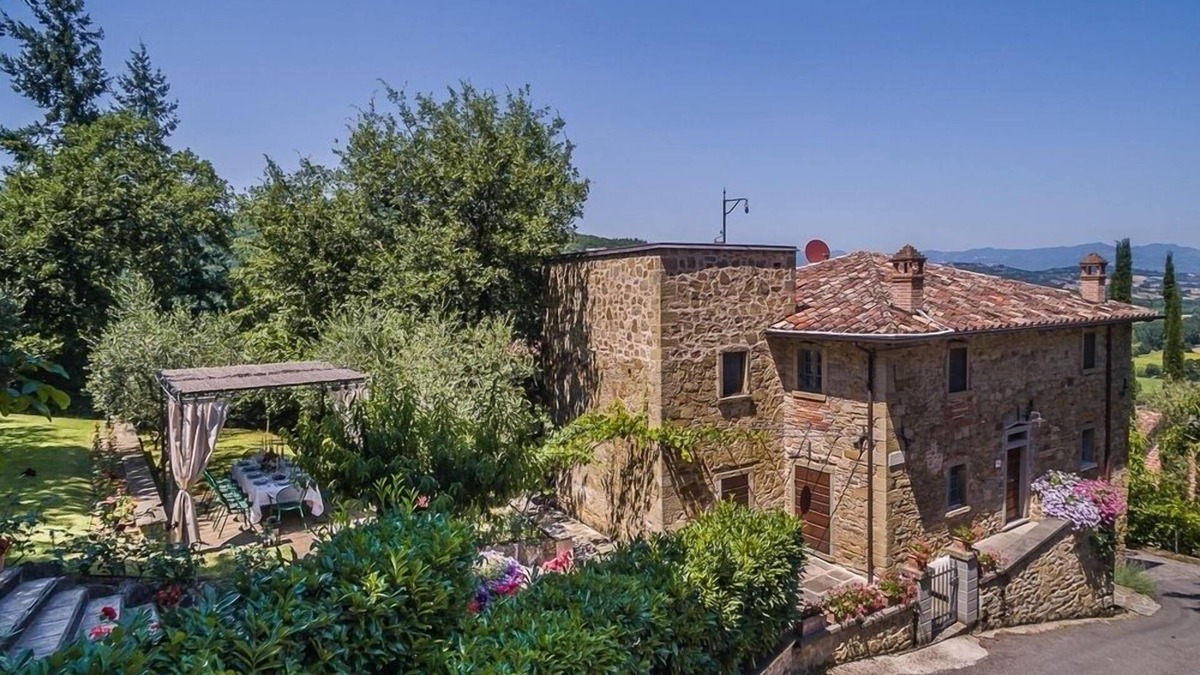Ripoli Villa | Tuscan villa rental with private pool, jacuzzi, walk to town and views