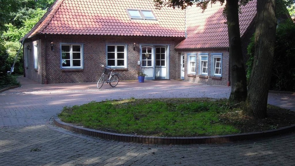 Aschhauserfeld Apartment | "Tuschenahner Huus" - holiday home with jetty, shower and bath, WC