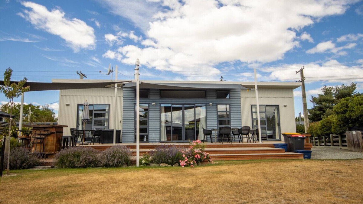 Twizel House | Tussock Retreat - Modern Open Plan, Huge Deck