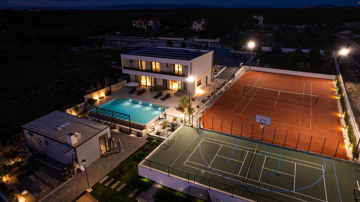 Velim Villa | tVilla Freedom with tennis court, infinity pool and sauna