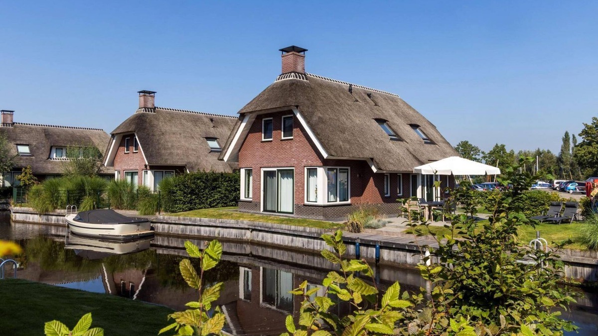 Idskenhuizen House | Twadde Thùs is an 8 person wellness water villa