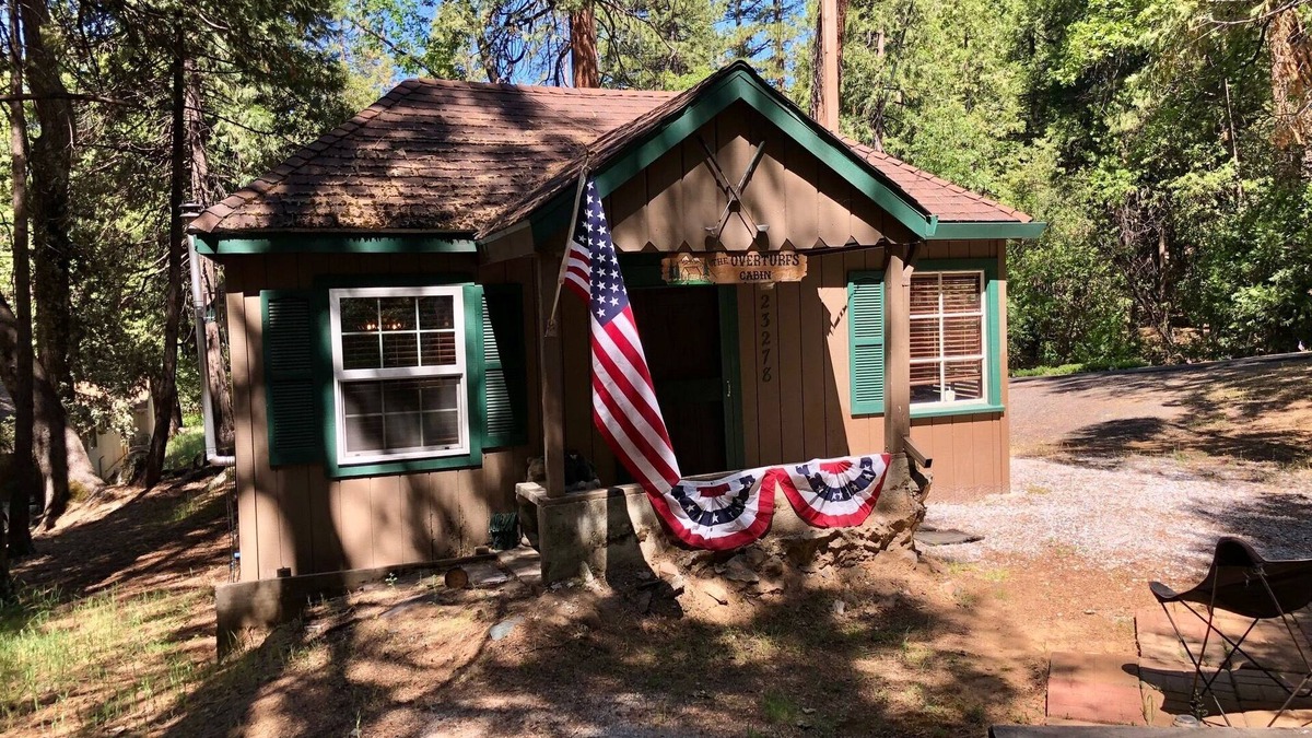 Twain Harte Cabin | Twain Harte CA Cute Cozy Cabin Sleeps 4, 1 Bedroom, Hot Tub.