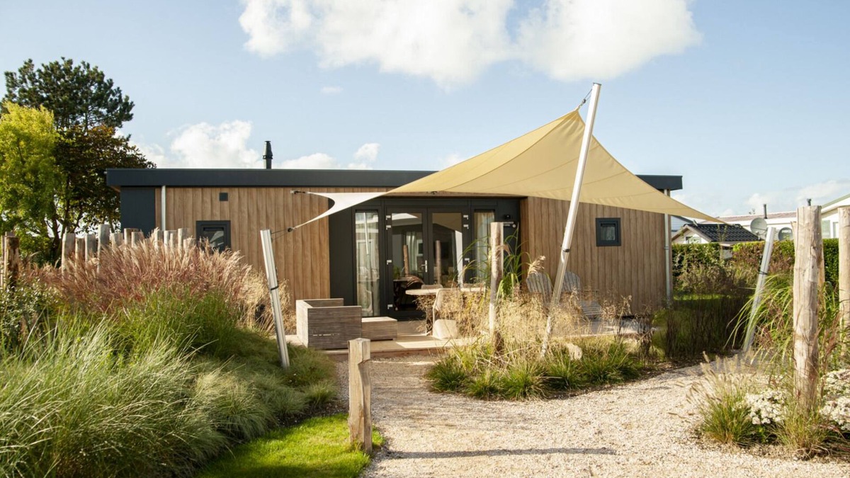 Nieuwvliet House | Twee Badkamers en Suite, Terras met Grote Zeiloverkapping, Eettafel en Lounge set op Terras