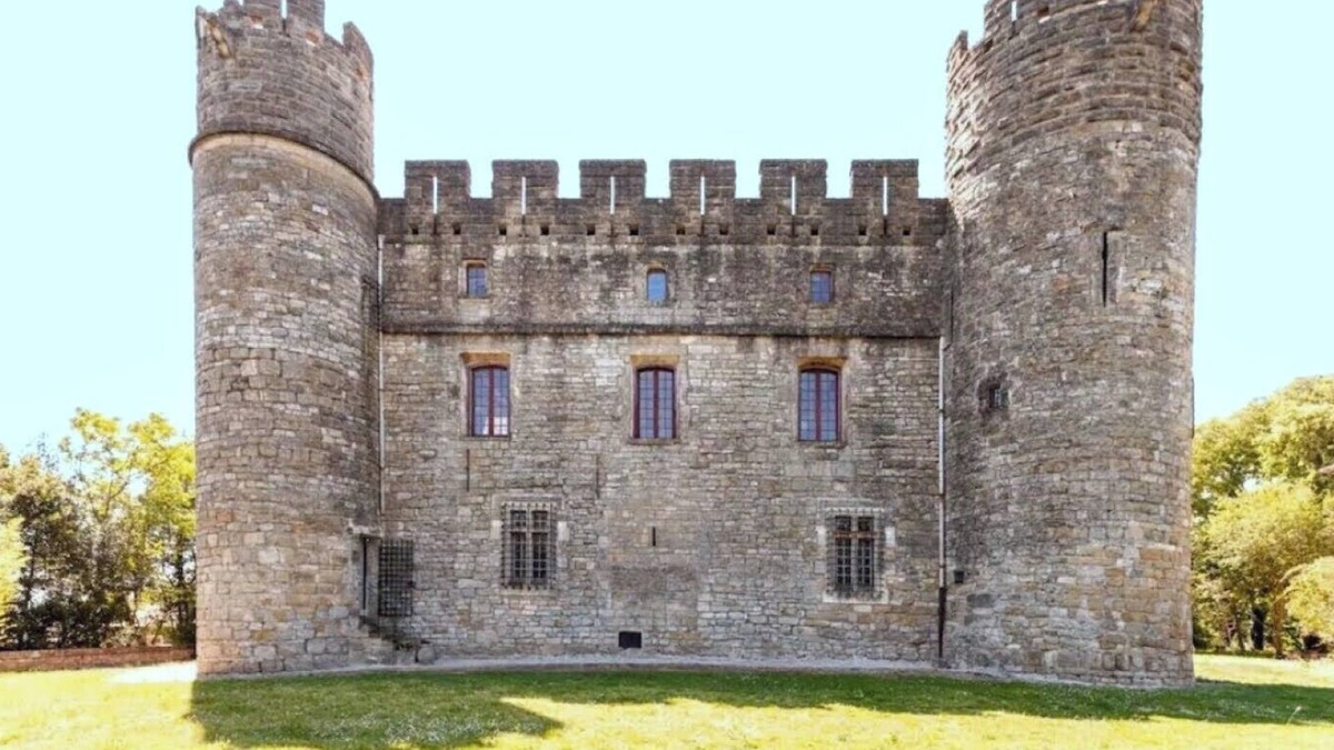 Castelnau-Valence House | Twelfth-century castle