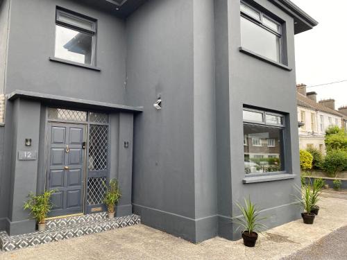 Claddagh House | Twelve - Boutique Guest House -Galway City Centre -6 Bed En-Suite - Free Parking