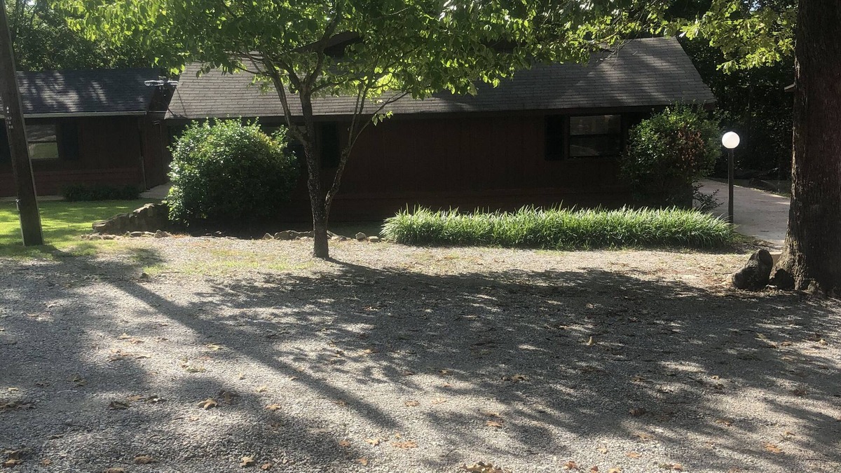 Henderson House | Twelve Oaks Resort - 1/4 mile from Lake Norfork Marina