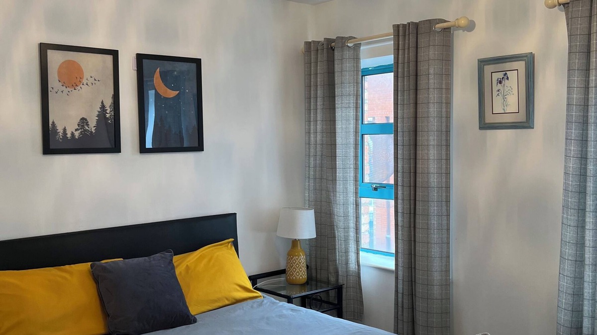 Bogside Apartment | Twenty QC by the River - Two bedroom city centre apartment with river view