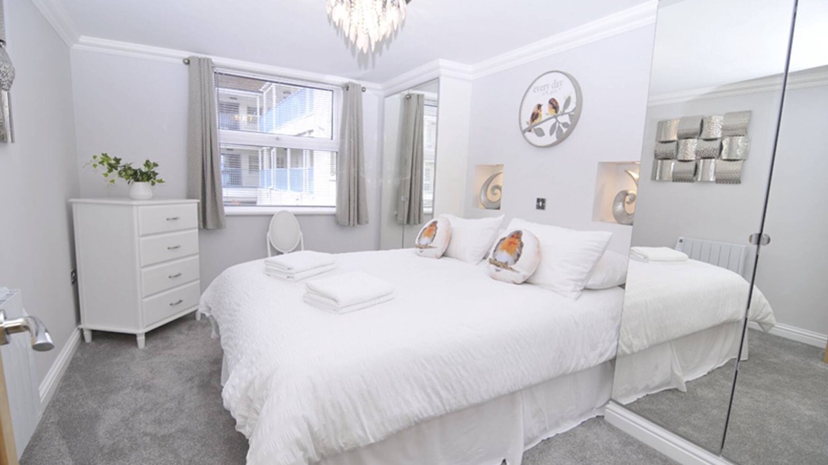 Lee-on-the-Solent Apartment | Twenty Three B - apartment sleeping 6 guests over 3 bedrooms