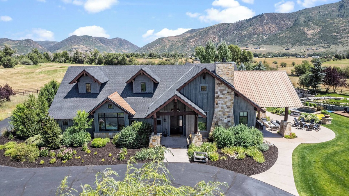 Oakley House | TWILIGHT MOON RANCH, featured in "Yellowstone",nAdd Barnhouse up to 32 guests