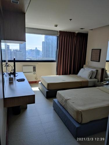 Wack-Wack Greenhills Apartment | Twin Beds Studio Room with City View