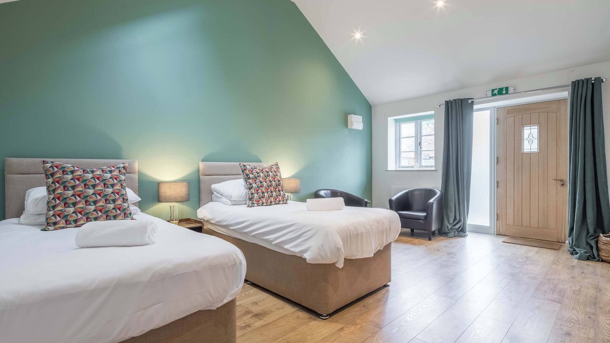 Cambridge Apartment | TWIN Deluxe Disabled Access and Wet Room with Courtyard View - Newton