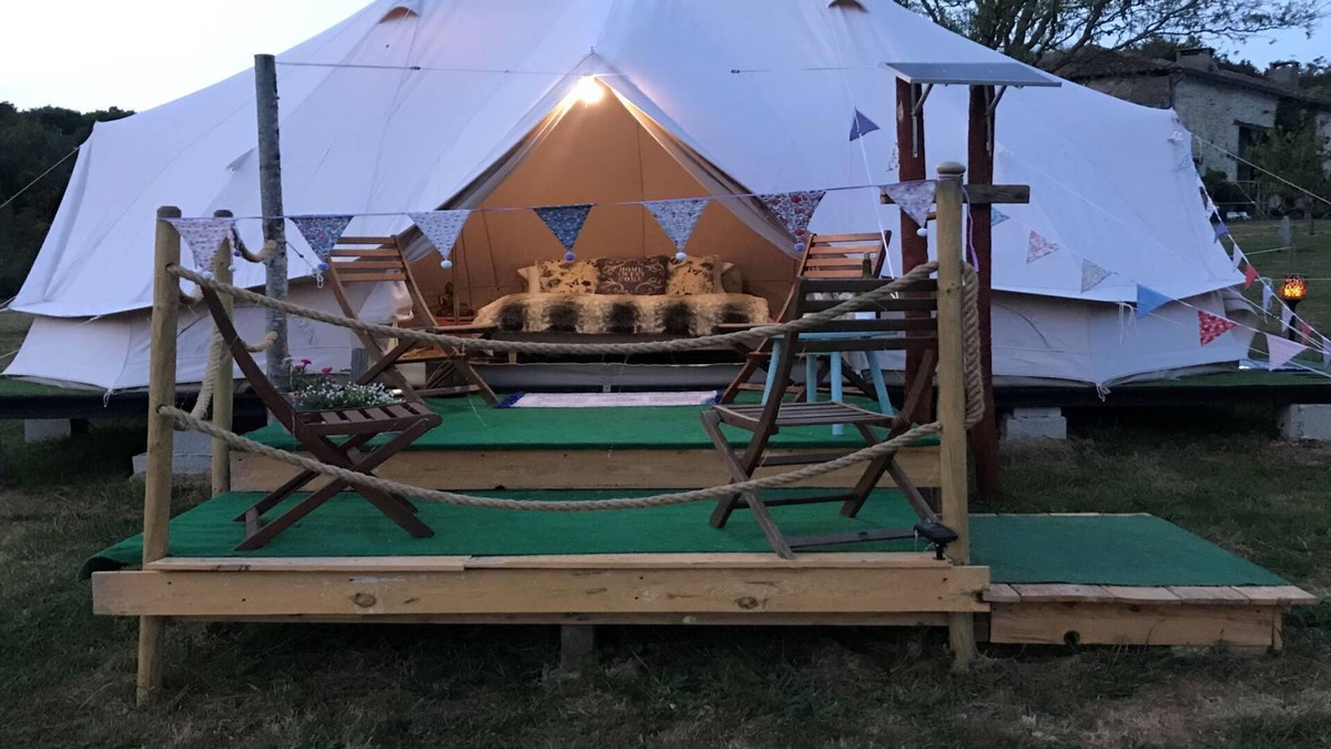 Le Vieux-Cerier Cabin | Twin Emperor Tent - Bbq, Pool & Pet Friendly