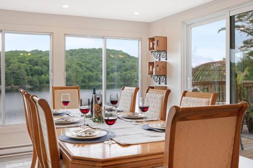 Val-des-Monts House | Twin Lake Retreat - Hot Tub & Private Beach