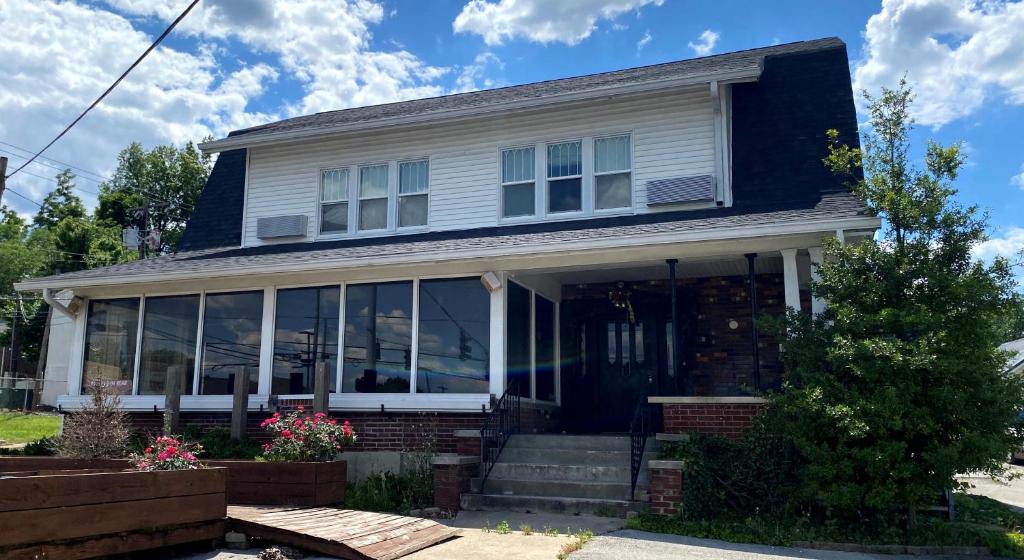 Leitchfield Hotel | Twin Lakes Creamery, Grill & Inn