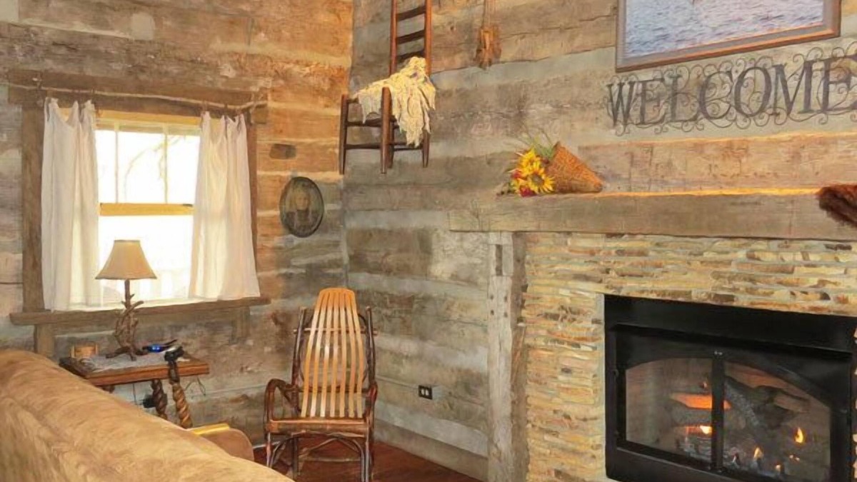 Hardin County Cabin | Twin Oaks Antique Cabin by Garden of the Gods in the Shawnee National Forest