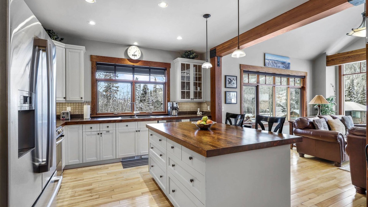 Sun Peaks Ski Chalet | Twin Oaks Chalet: 4BR Ski-In Chalet in Sun Peaks Resort w/Private Hot Tub