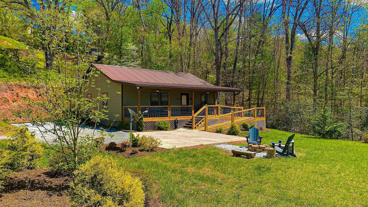 Bryson City House | Twin Oaks: Close to Town! Mtn Views! Hot Tub!