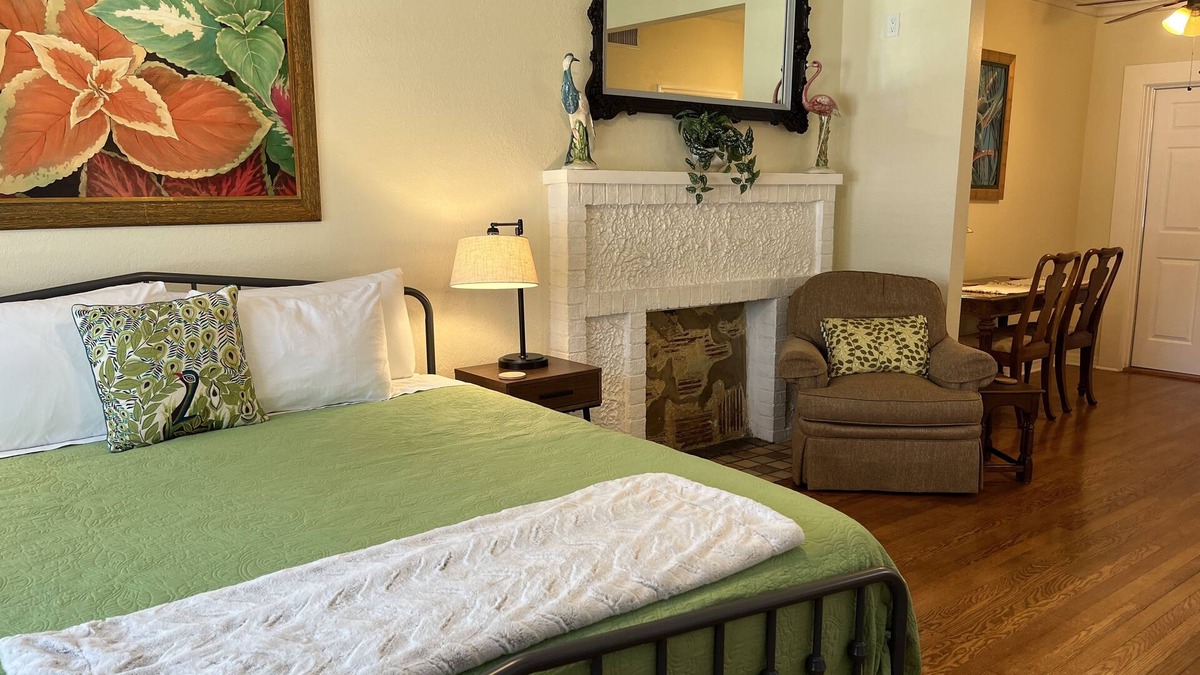 Altamont Manor Apartment | Twin Palm ~Lovely NEW 1BR Studio-Easy walk to Groceries, Downtown, Shops & Food!