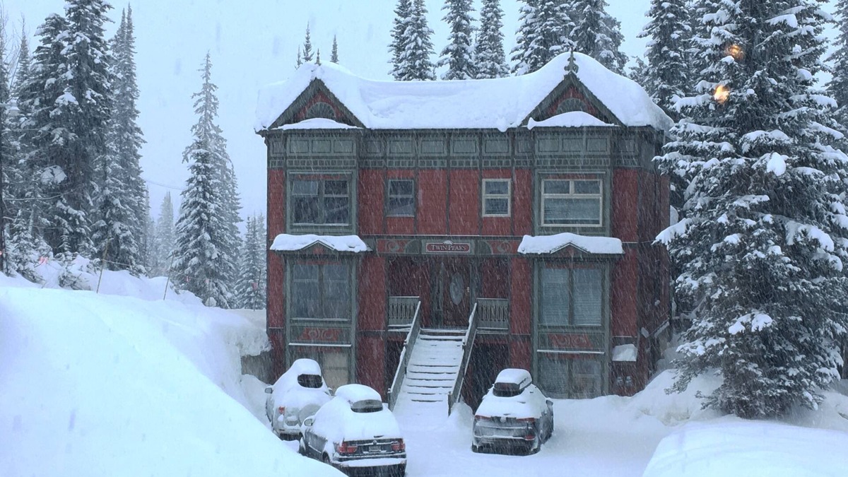 Silver Star Mountain House | Twin Peaks A. True ski-in ski-out. 4-BR 4-BA 2300 sq ft 3 levels sleeps 15