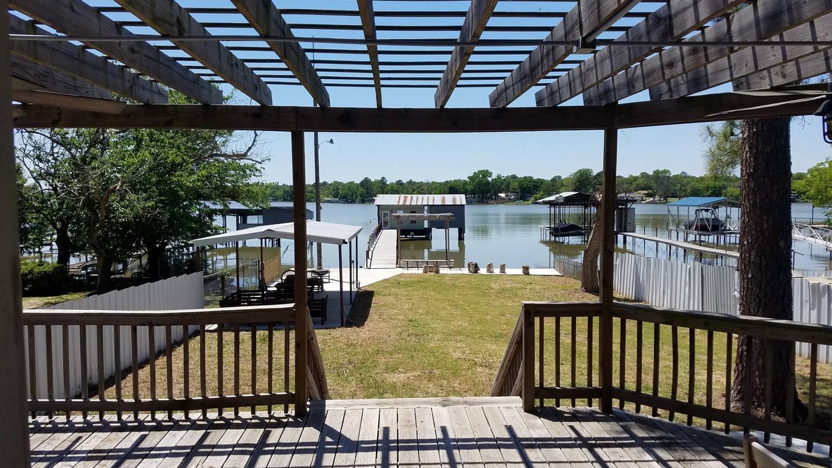 Azle House | "Twin Pines”-Lakefront House w/Boat House,Kayaks,Pdlebrd,Canoe&Over Water Swings