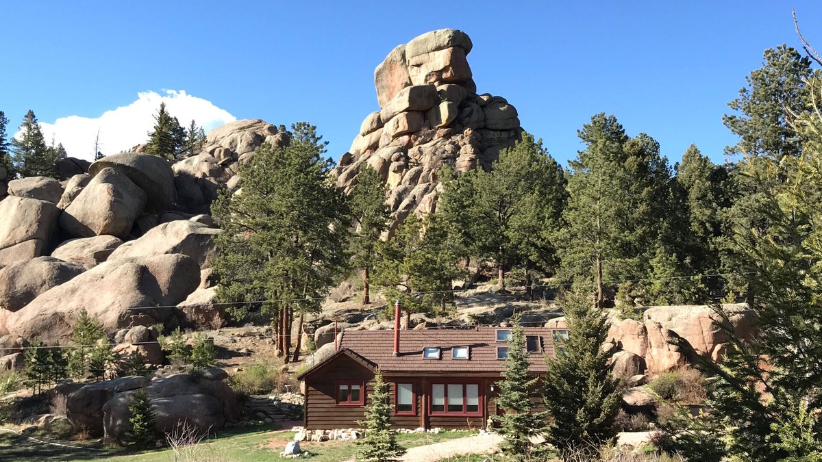 Florissant Cabin | Twin Rock Cabin .Western Retreat. Family, Kids, Dog friendly.