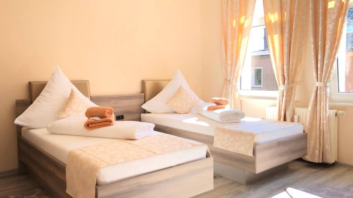 Adorf Apartment | Twin room with shared bathroom