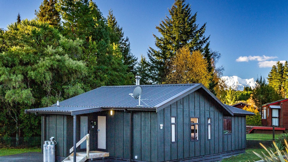 Ohakune House | Twin spa bath on Tiffany place