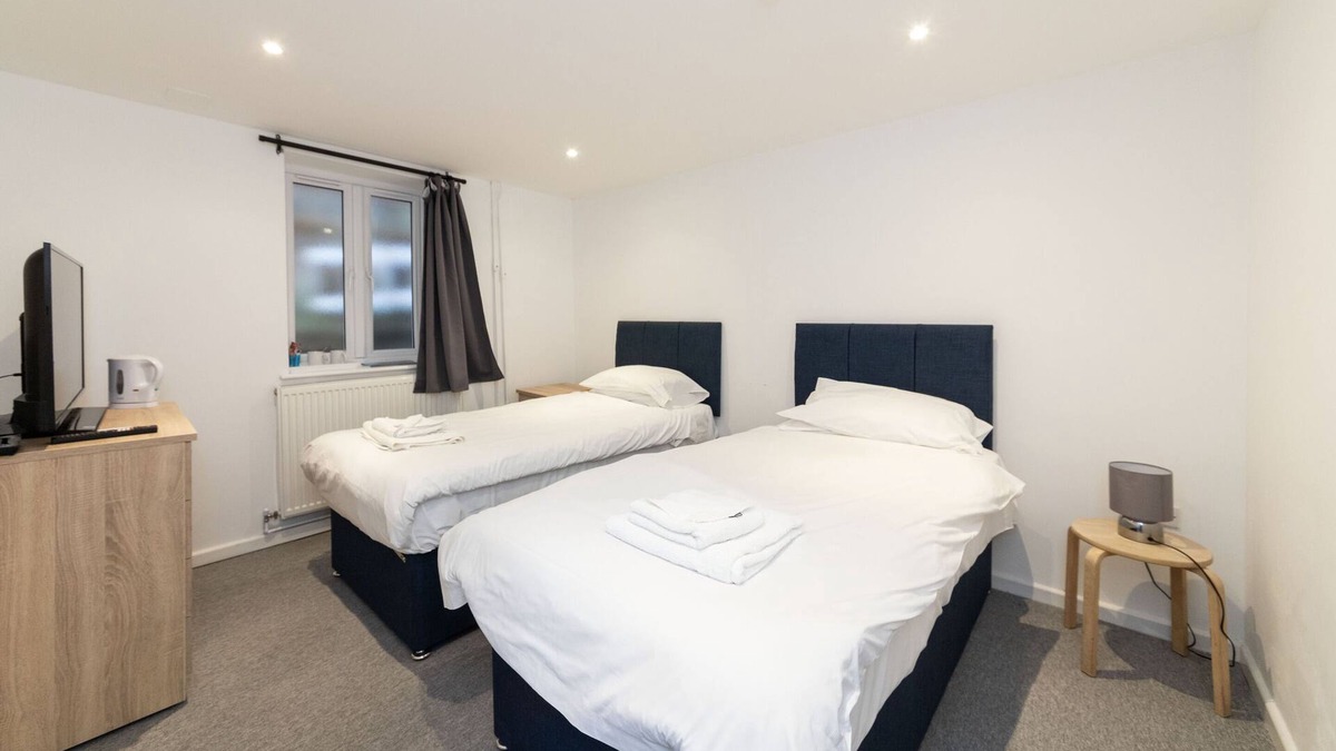 Gloucester House | Twin Superior Room with ensuite shower