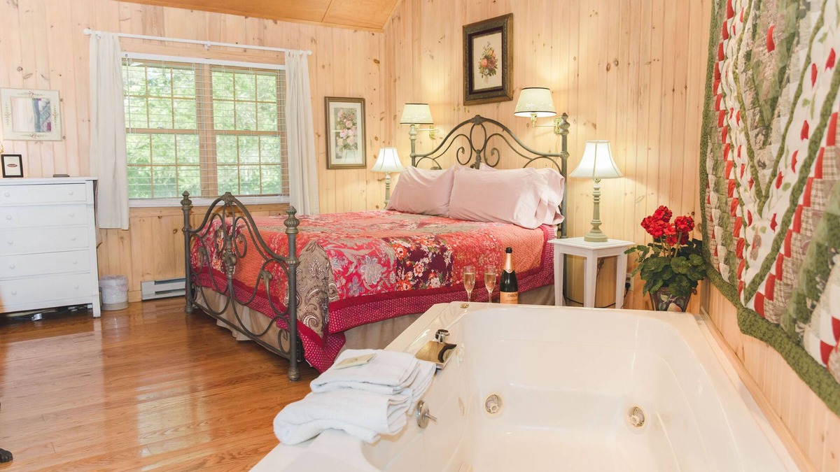 Lexington Cottage | Twinleaf Honeymoon Cottage at Autumn Ridge