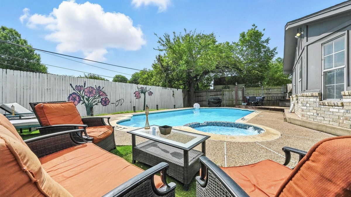North Richland Hills House | Two Adjacent Houses with a Private Pool