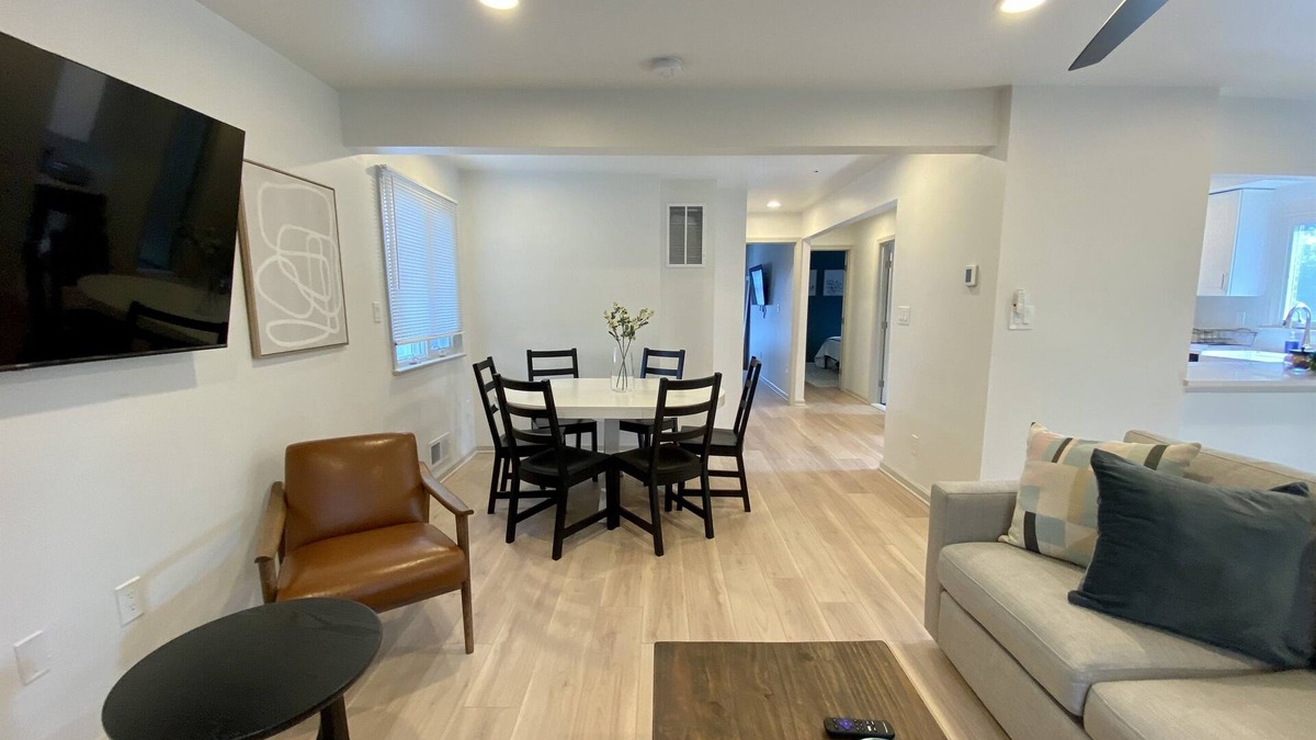 Cherrydale Apartment | Two bed Apt in Arlington l King Bed | Free parking