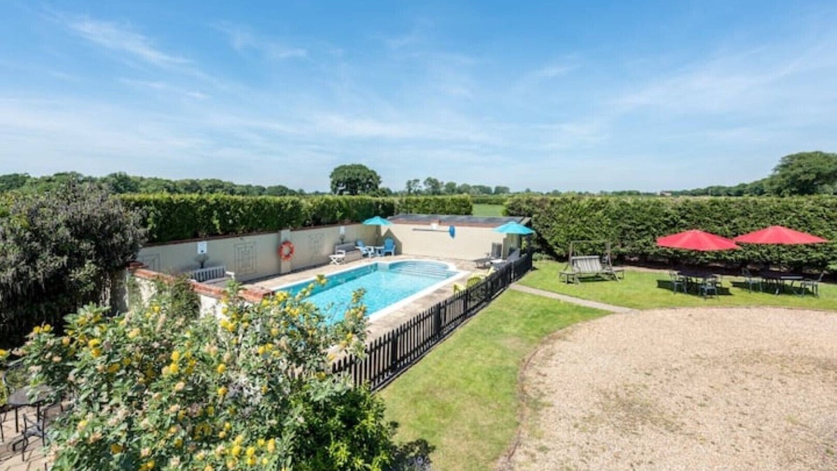 Colchester Cottage | Two Bed Cottage - Shared Pool