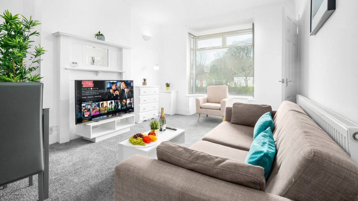 Harborne House | Two Bed House - Courtyard - Parking - Harborne