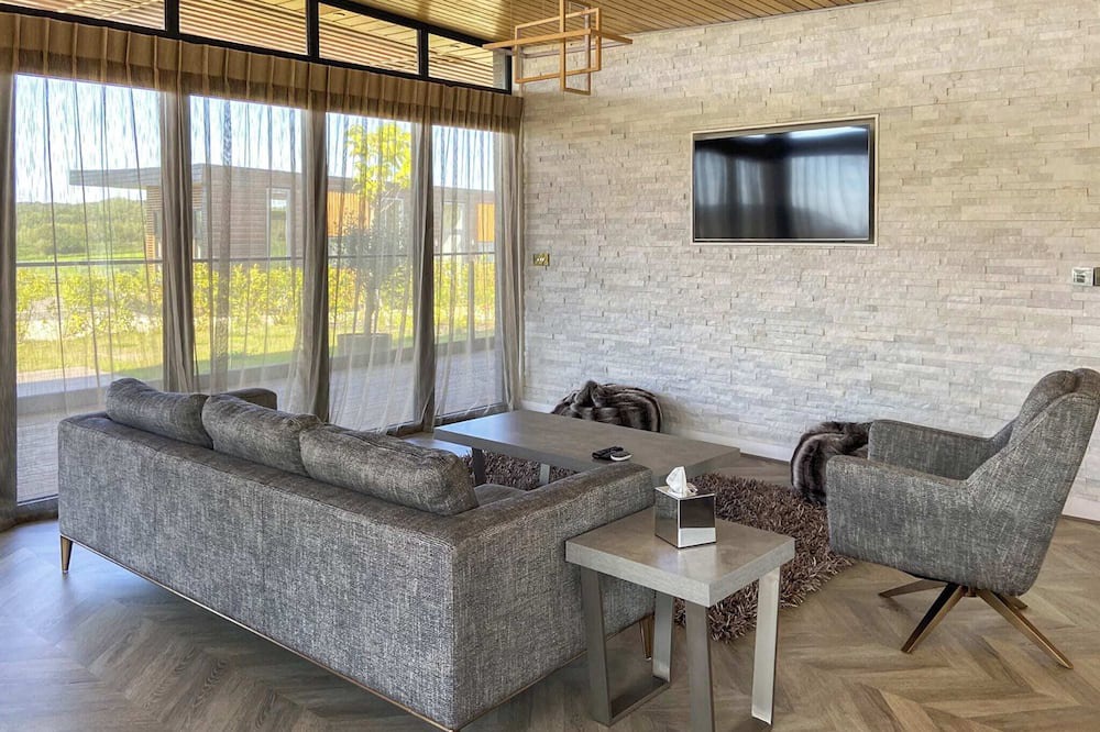 Newark upon Trent Ski Chalet | Two bed lodge with one king-size bed and one twin (King by arrangement).