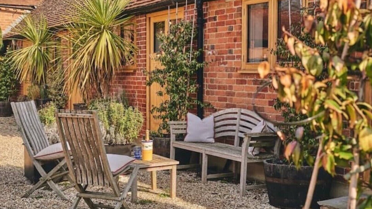 Maidensgrove House | Two Bed Pretty Countryside Barn with indoor pool