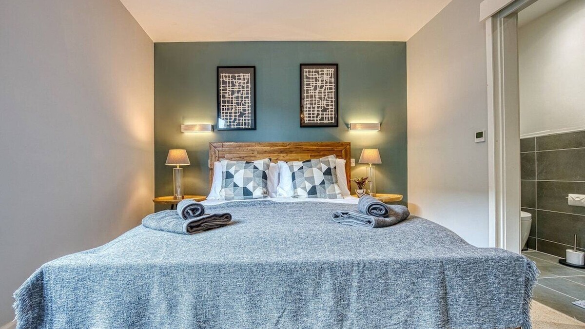 Southampton City Centre Apartment | Two Bed Room City Apartment Southampton near Ocean Village, Sleeps 6