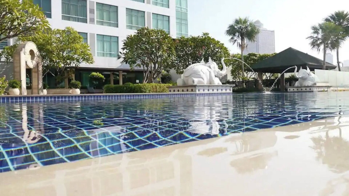 Bang Lamphu Lang Condo | Two bedroom loft style condo, river view pool