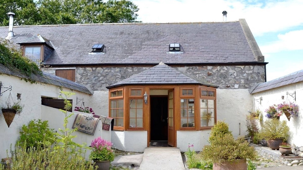 Aberchirder Cottage | Two Bedroom large family cottage, sleeps up to seven,and has outdoor dining.