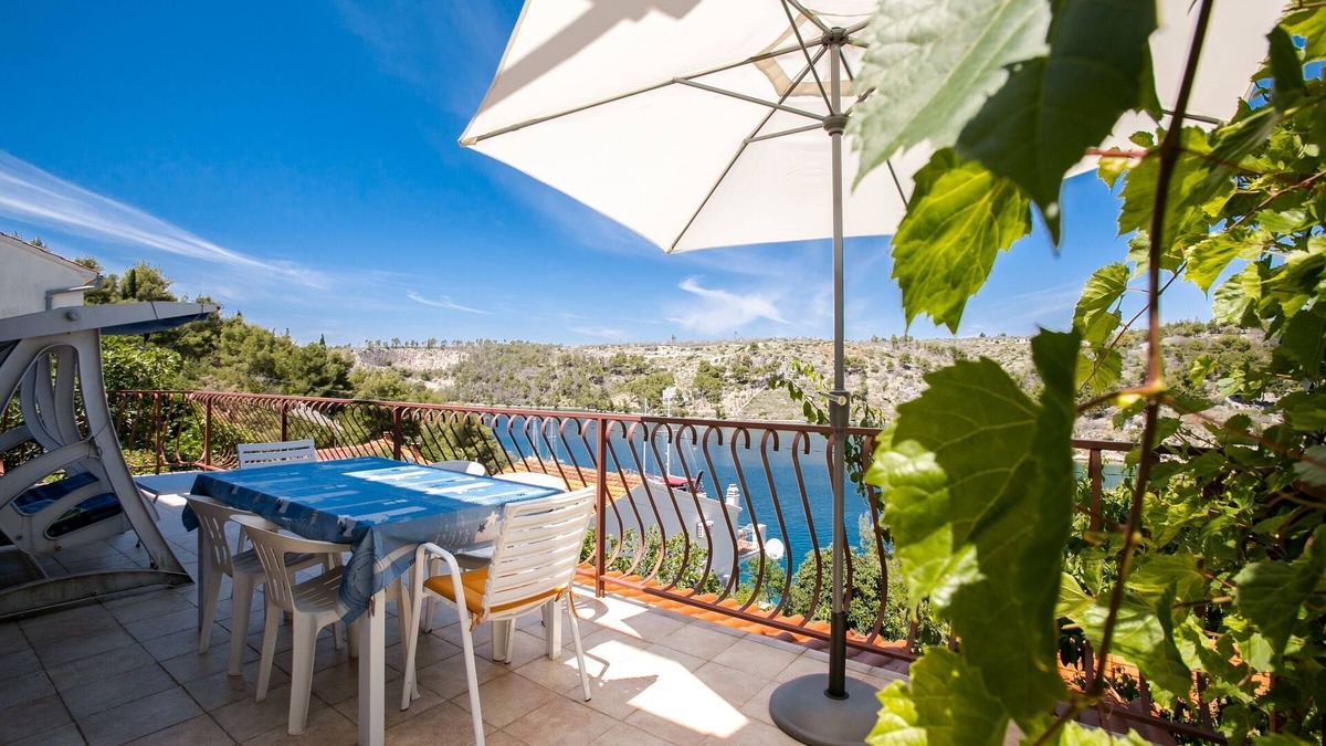 Bobovisca Apartment | Two bedroom apartment with balcony and sea view Bobovišća na Moru, Brač (A-11901-a)