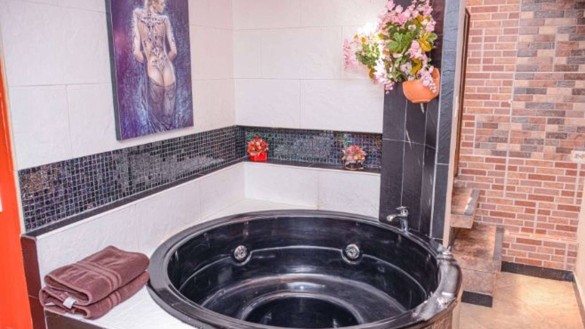 Zona Rosa Apartment | Two Bedroom AC hot tub Lleras