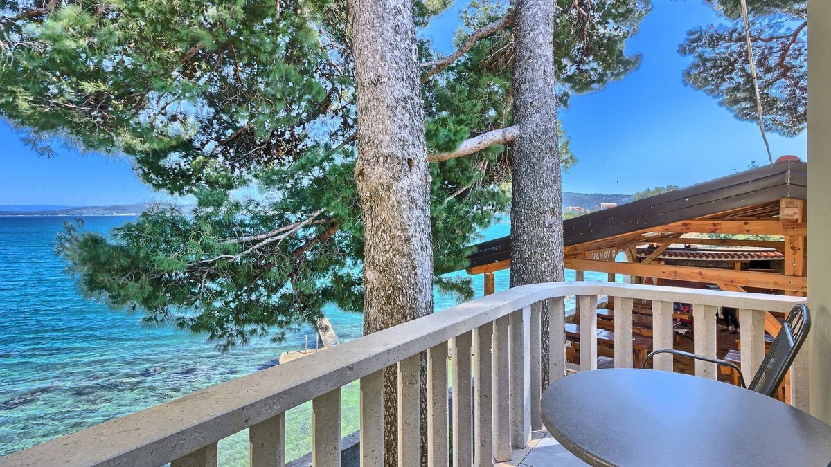 Kastel Stafilic Apartment | Two bedroom apartment near beach Kaštel Štafilić, Kaštela (A-21981-a)