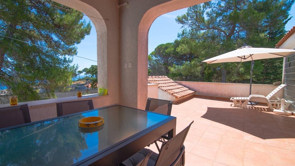 Veli Losinj Apartment | Two bedroom apartment with terrace Veli Lošinj, Lošinj (A-19700-b)